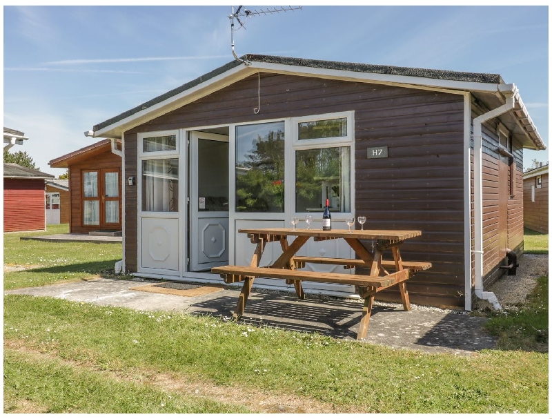 Chalet H7 a holiday cottage rental for 4 in St Merryn, 