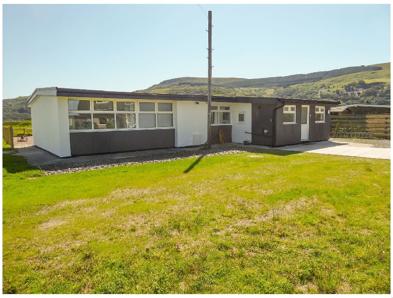 Llarios a holiday cottage rental for 9 in Fairbourne, 