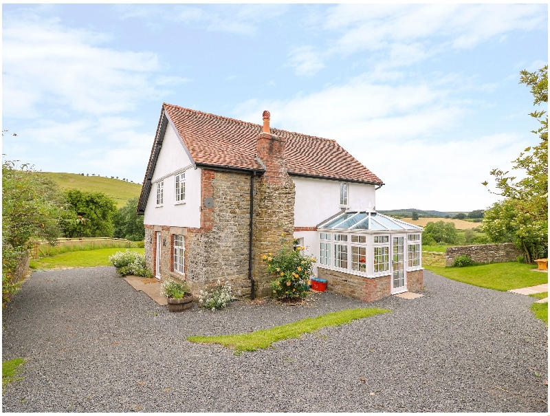 The Old Farmhouse- Upper Pitts a holiday cottage rental for 10 in Knighton, 