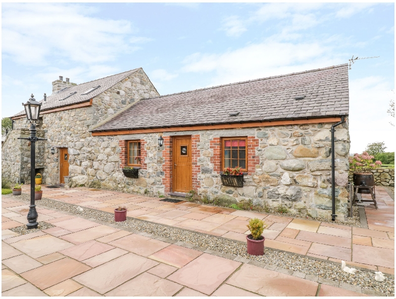 Poppy Cottage a holiday cottage rental for 2 in Caeathro, 