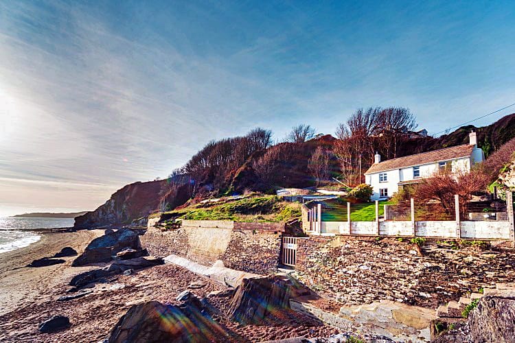 Downsteps Beach House a holiday cottage rental for 5 in Torcross, 