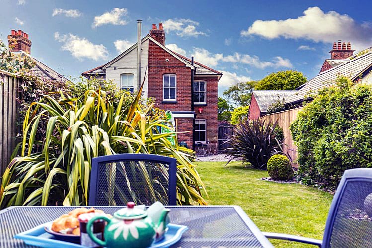 Pebble Cottage a holiday cottage rental for 4 in Lymington, 