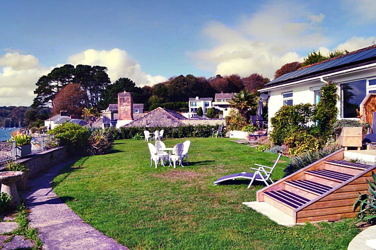 Demelza 2 a holiday cottage rental for 4 in Helford Passage, 