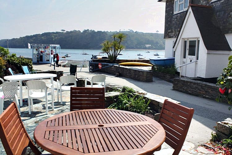 Hove To a holiday cottage rental for 6 in Helford Passage, 