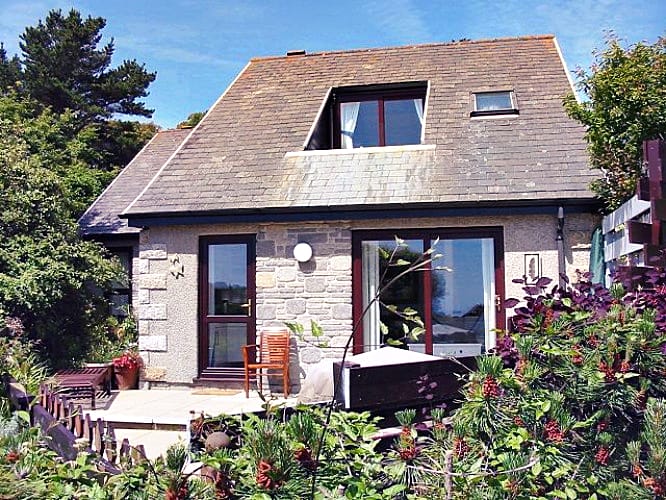 Crags 26 Bay View Cottage a holiday cottage rental for 6 in Maenporth, 