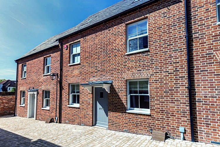 Ostlers Cottage a holiday cottage rental for 6 in Lymington, 