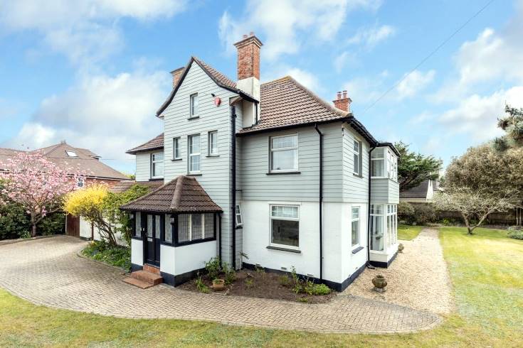 White Lady a holiday cottage rental for 10 in Milford On Sea, 