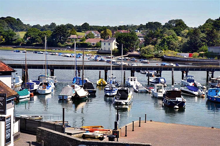 8 Admirals Court a holiday cottage rental for 6 in Lymington, 