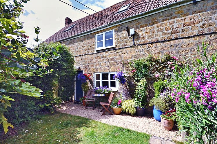 Perhay Cottage a holiday cottage rental for 5 in Bridport, 