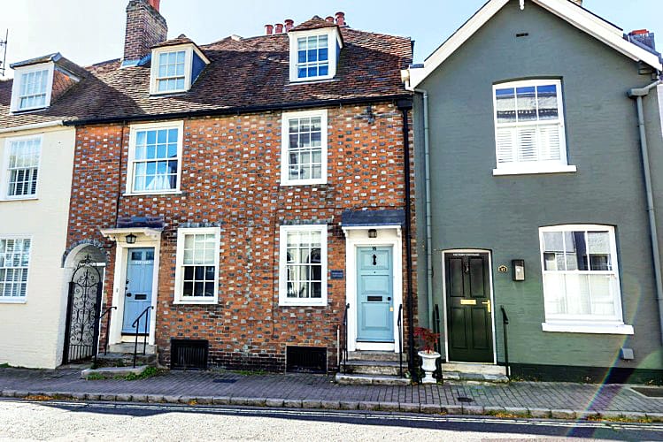 Windlass Cottage a holiday cottage rental for 6 in Lymington, 