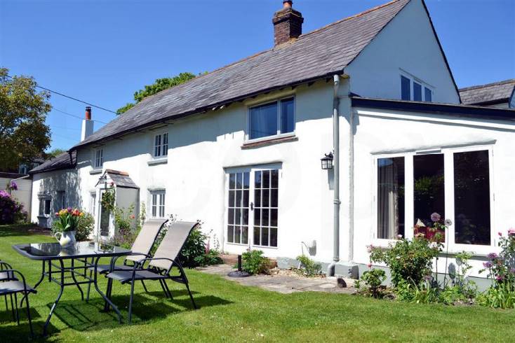Walnut Tree Cottage a holiday cottage rental for 6 in Tiptoe, 